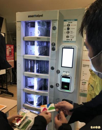 口罩販賣機一樣要排隊 民眾6點半排隊搶頭香 口罩販賣機一樣要排隊 民眾6點半排隊搶頭香