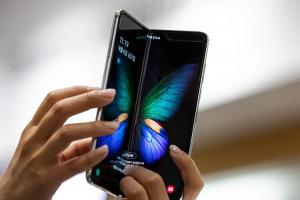 定價更低、配色更多!三星摺疊機 Galaxy Fold 2 設計曝光 定價更低、配色更多!三星摺疊機 Galaxy Fold 2 設計曝光