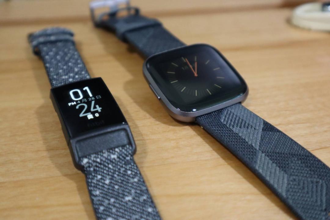 右為 Versa 2,兩者螢幕設計不同,Charge 4 為長方形,Versa 則是正方形。(圖/記者黃肇祥攝)