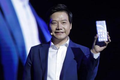 小米老闆被抓包用iPhone! 粉絲崩潰引爆網路 小米老闆被抓包用iPhone! 粉絲崩潰引爆網路