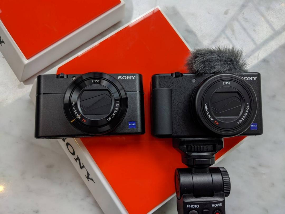 左為 RX100、右為 ZV-1，細節設計有諸多不同。（圖／記者黃肇祥攝）