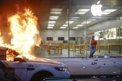 蘋果官方出招「自動報警」!美爆動打劫搶匪白搶 Apple Store 了 蘋果官方出招「自動報警」!美爆動打劫搶匪白搶 Apple Store 了