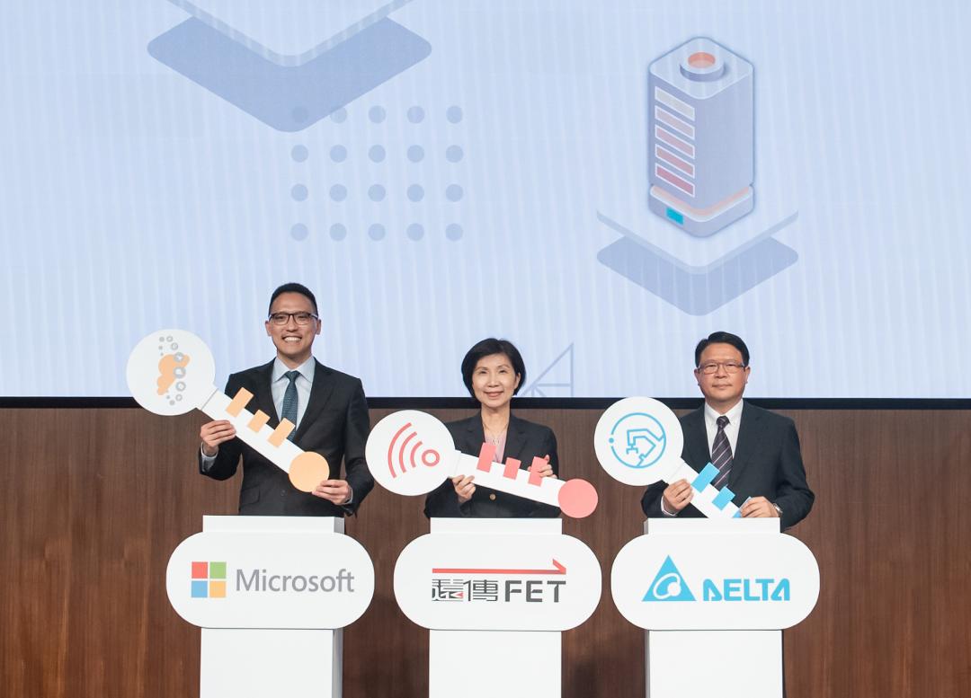 圖中為遠傳總經理井琪、圖右為台達資深副總裁暨資通訊基礎設施事業群總經理鄭安、圖左為台灣微軟總經理孫基康；三強重磅聯手打造技術最創新、應用最全面的5G生產線。（圖片提供／遠傳）