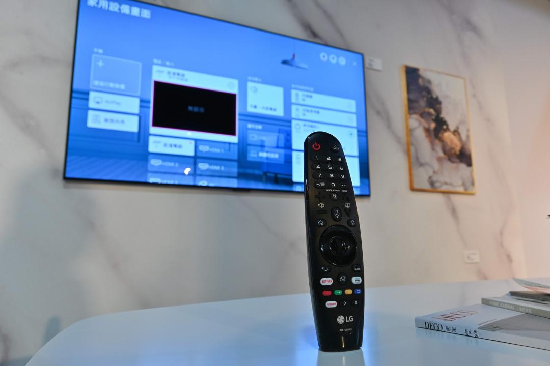 LG 電視提供非常現代化好用的操控介面,即便家中設備有使用電視盒,使用 HDMI 外接其他設備,都能在主頁面快速切換,操作十分簡單,現場實測語音辨識也非常理想。(圖/記者黃肇祥攝)
