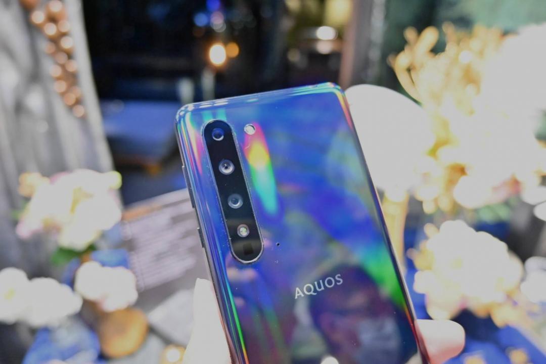 夏普首款 5G 旗艦 AQUOS R5G,搭載 4 主鏡頭,售價 34,990 元,7 月 6 日正式在台開賣。(圖/記者黃肇祥攝)