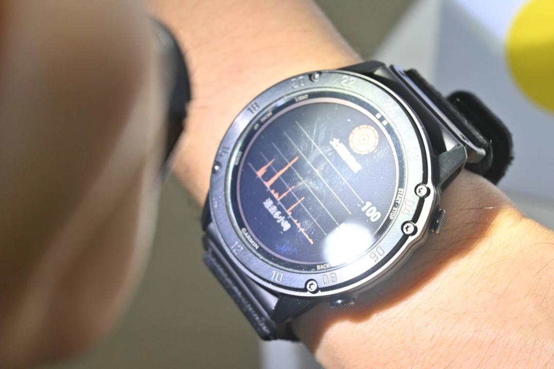 透過手電筒，Garmin 太陽能也可以替手錶充電。（圖／記者黃肇祥攝）