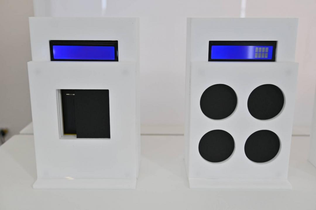 左為普通的太陽能板，右為 Garmin PowerGlass，在都被遮蔽的情況之下，Garmin 仍能確保充電效能。（圖／記者黃肇祥攝）