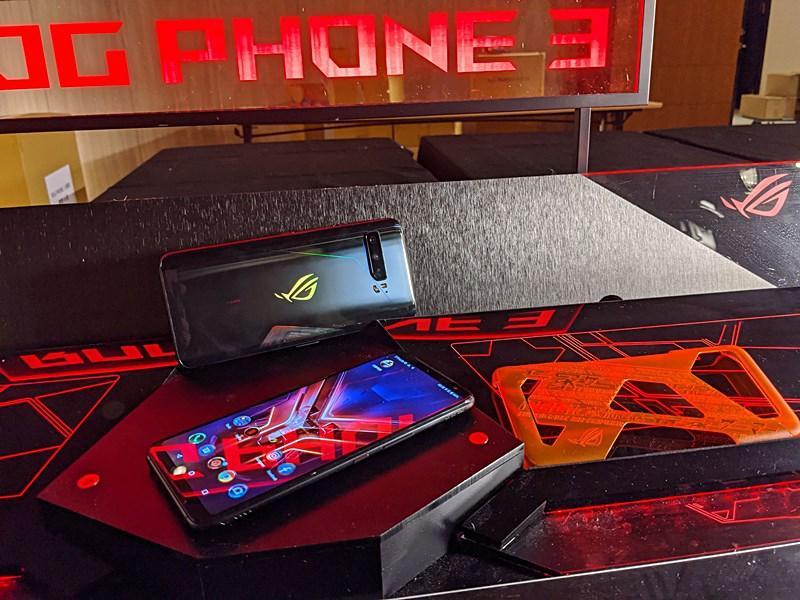 華碩ROG Phone 3代電競旗艦手機，支援5G、搭載高通S865+升頻版處理器，螢幕尺寸維持與前代一致6.59吋AMOLED。即日起開放預購，7/31正式在台上市。(圖／記者劉惠琴攝）