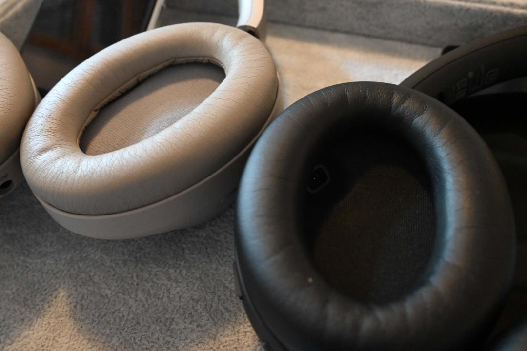 右為 WH-1000XM4，可以看到耳罩內有一組全新的偵測器。（圖／記者黃肇祥攝）