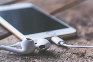 Mac 充電器和 iPhone、iPad 可共用嗎？外媒分析給答案