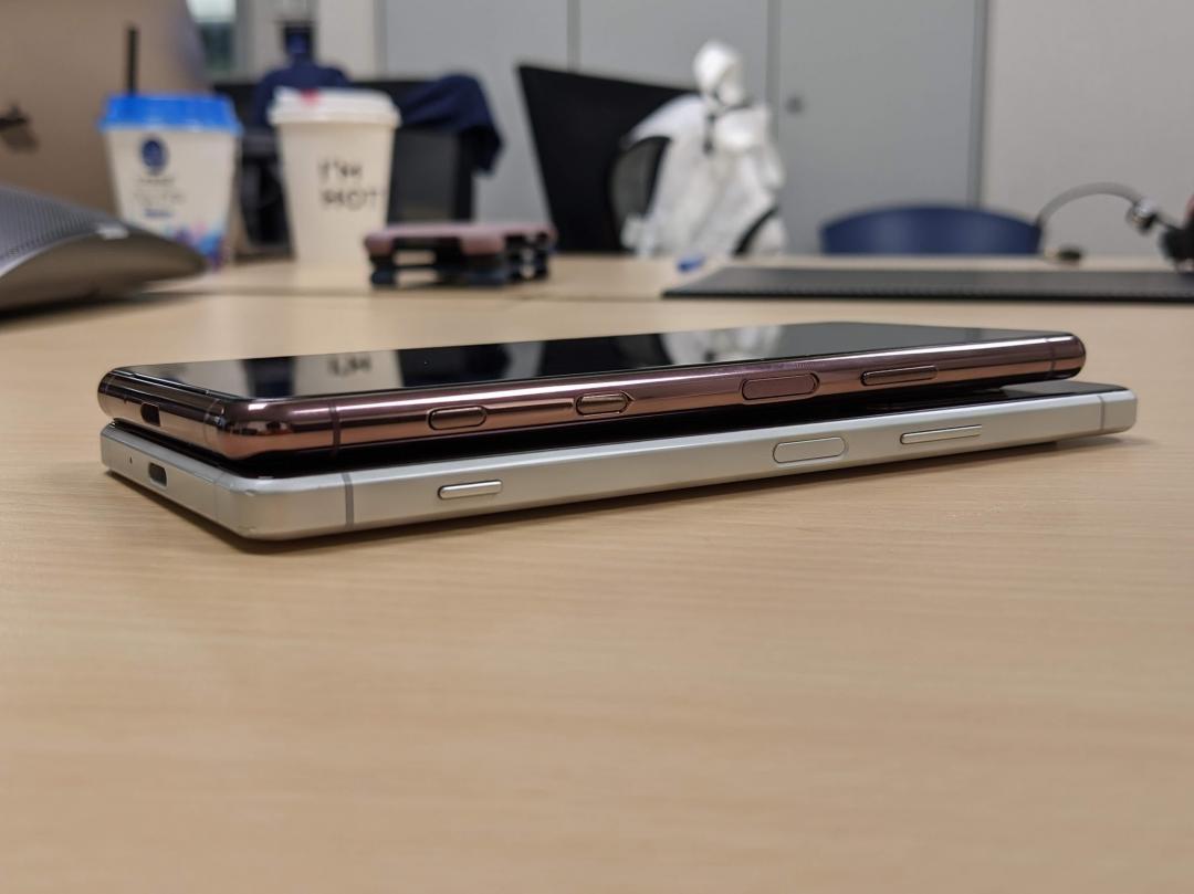 上層為 Xperia 5 II、下為 Xperia 1 II，兩者的邊框設計有所不同。（圖／記者黃肇祥攝）