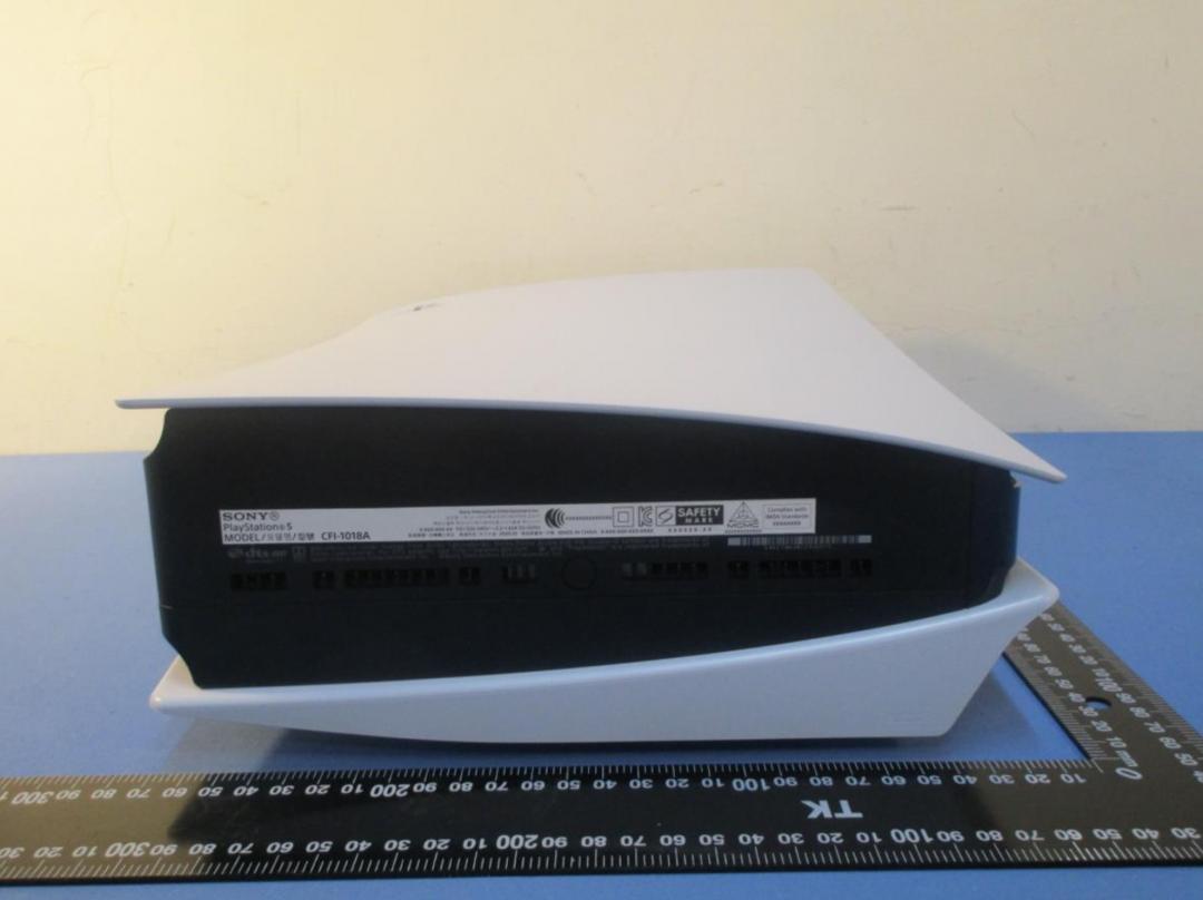 PS5 的尺寸為歷來最大(圖/翻攝自 NCC)