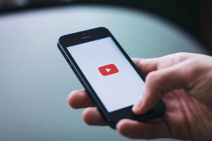 iOS 14 支援YouTube「子母畫面」播放有限制？外媒實測：需付費才能用