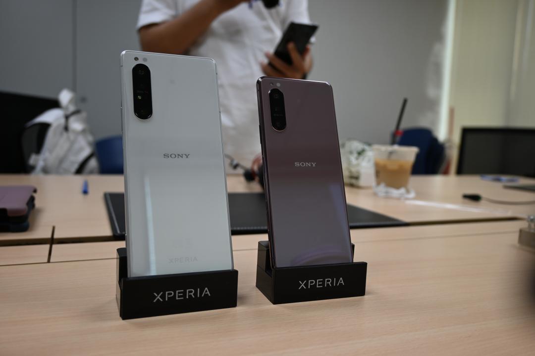 左為 Xperia 1 II，右為 Xperia 5 II。（圖／記者黃肇祥攝）