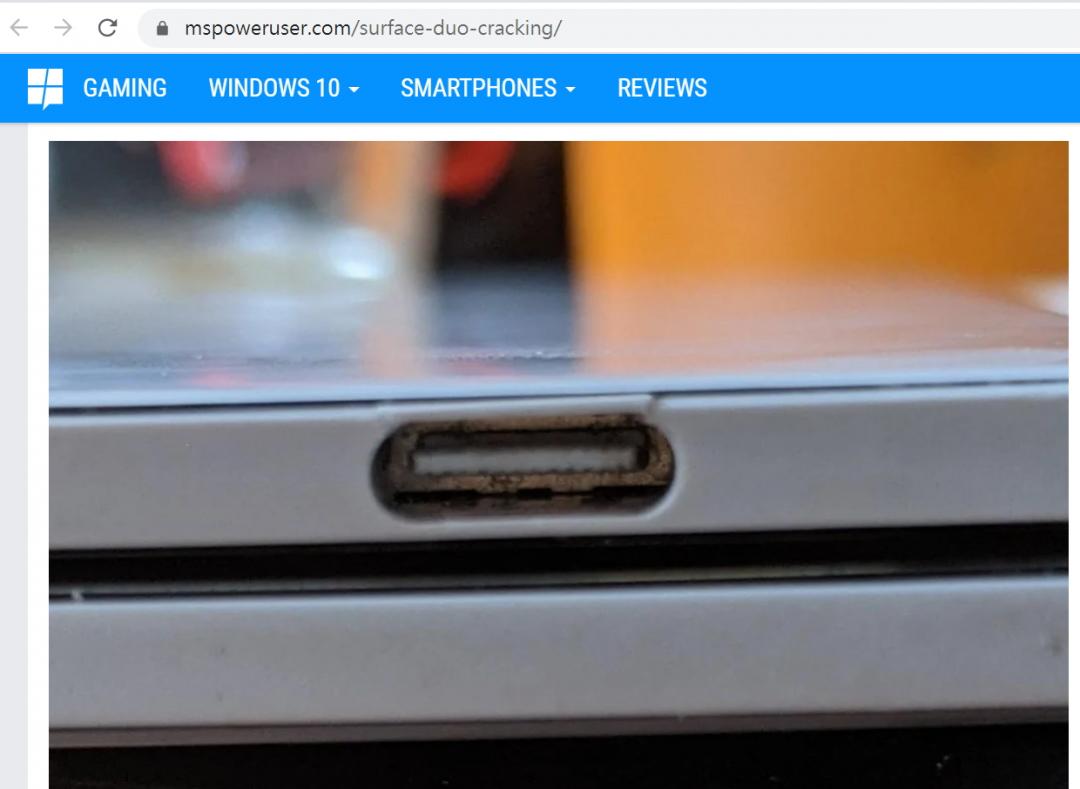 有國外網友入手微軟 Surface Duo 摺疊手機,使用一段時間後,發現機身底端充電接口處的機殼邊緣無故出現斷裂。(圖翻攝MSPoweruser)