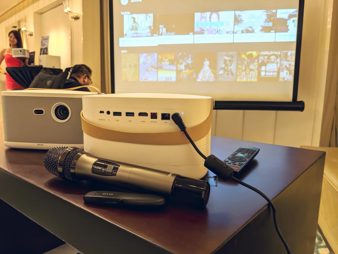 內建電視盒的OVO K1多功能投影機,機背配置有HDMI、USB接口等擴充埠;並支援iPhone/Android手機的鏡像投影功能。(圖/記者劉惠琴攝)