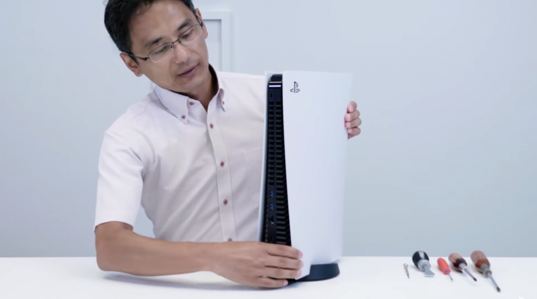 背部一整排都是出風口。(圖/Sony 官方影片)