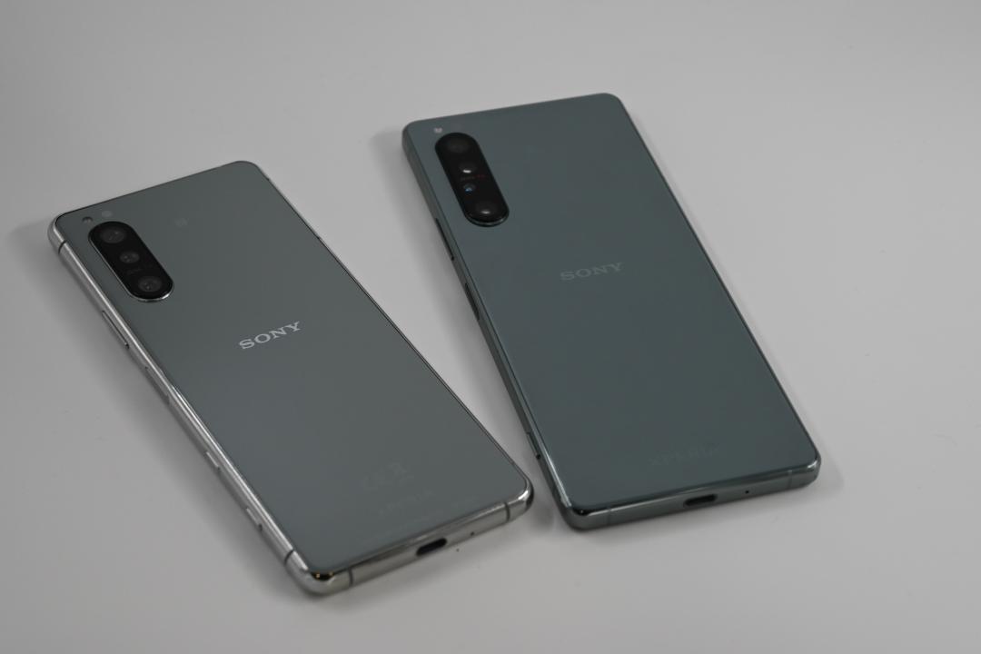 左為 Xperia 5 II 灰色,右為 Xperia 1 II 鏡湖綠,兩者在色彩某些角度相似。(圖/記者黃肇祥攝)