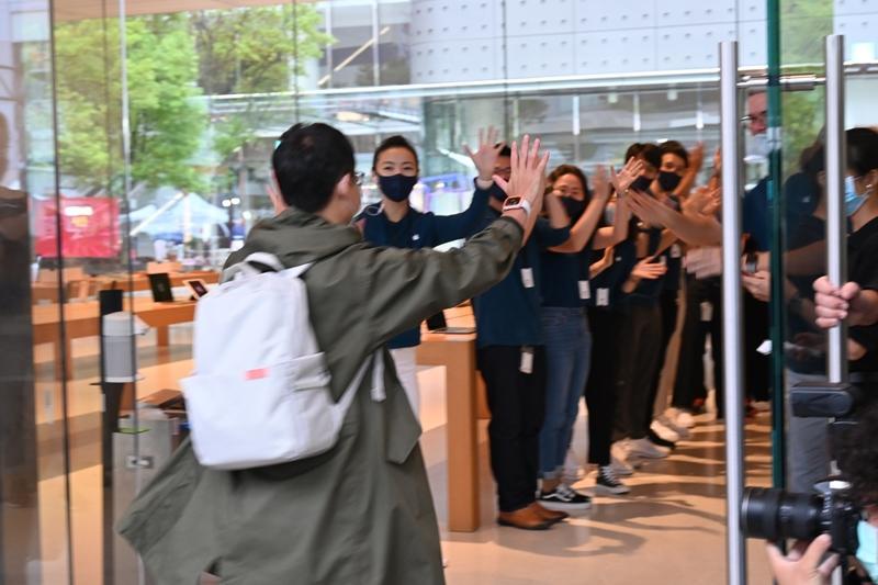 影／直擊蘋果 iPhone 12、12 Pro 正式開賣！搶頭香「排六天」優惠卻縮水