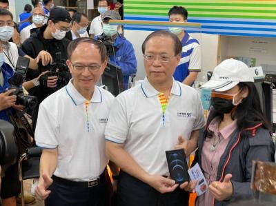 影/直擊蘋果 iPhone 12、12 Pro 正式開賣!搶頭香「排六天」優惠卻縮水 影/直擊蘋果 iPhone 12、12 Pro 正式開賣!搶頭香「排六天」優惠卻縮水