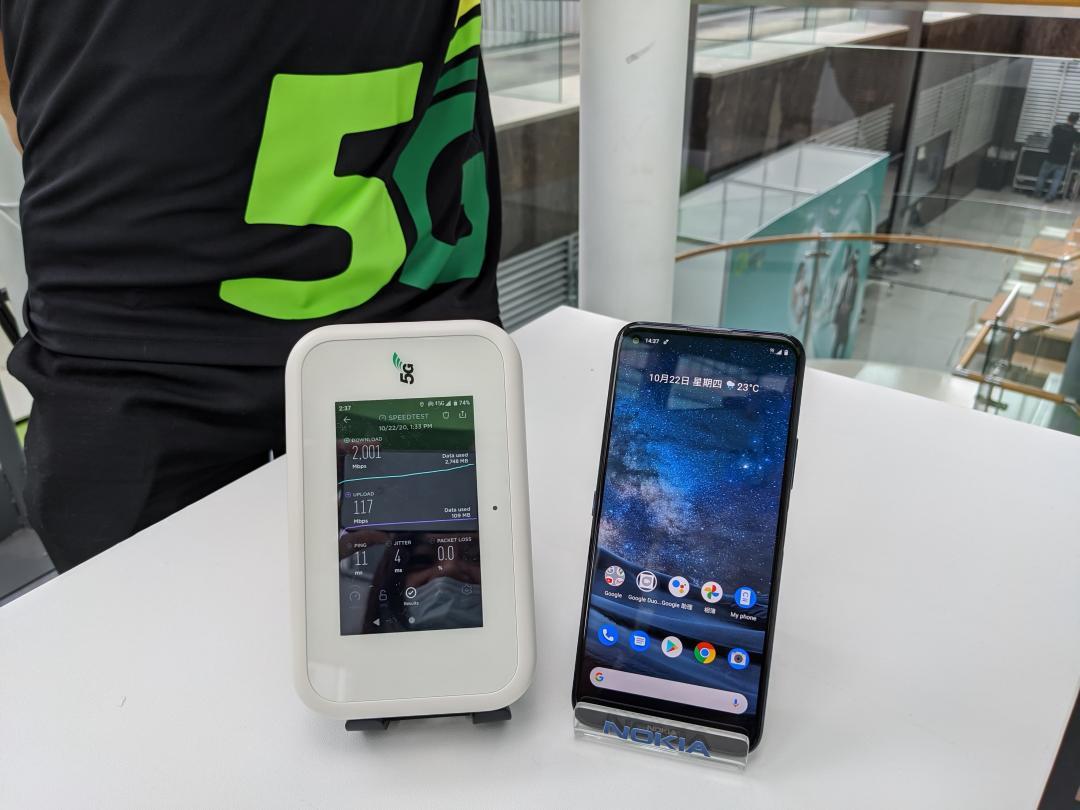 亞太電信領先其它四家電信業者,率先於全台指定門市據點,提供28GHz毫米波的高速飆網體驗(圖左為 5G WiFi分享器);圖右為亞太電信獨賣的Nokia 8.3 5G手機,搭1399吃到飽資費,可享0元專案優惠。(圖/記者劉惠琴攝)