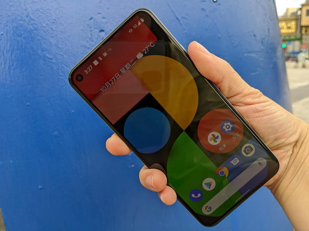 Google 首款超輕薄5G手機Pixel 5。（圖／記者劉惠琴攝）