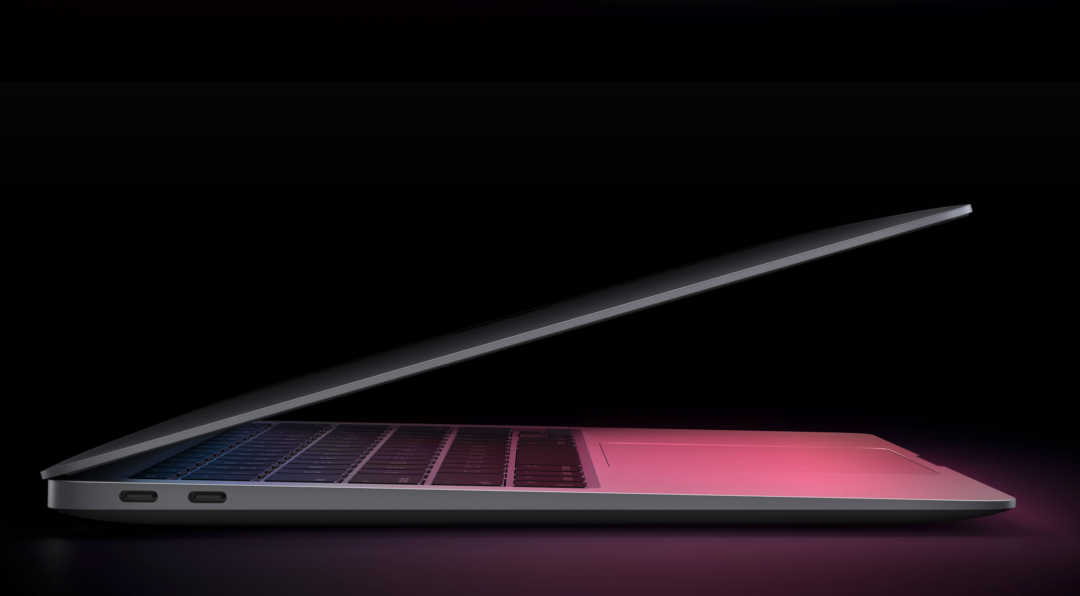圖為 M1 版 MacBook Air,其整體外觀與 Intel 版本相同,但螢幕升級為 P3 廣色域(圖/ 翻攝自蘋果官網)
