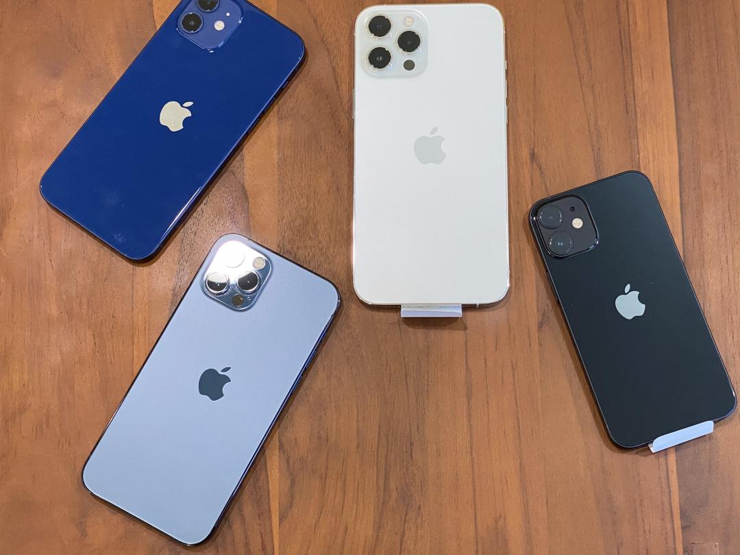 圖左起為 iPhone 12、iPhone 12 Pro Max、iPhone 12 Pro、iPhone 12 mini（圖／ 記者黃敬淳攝）

