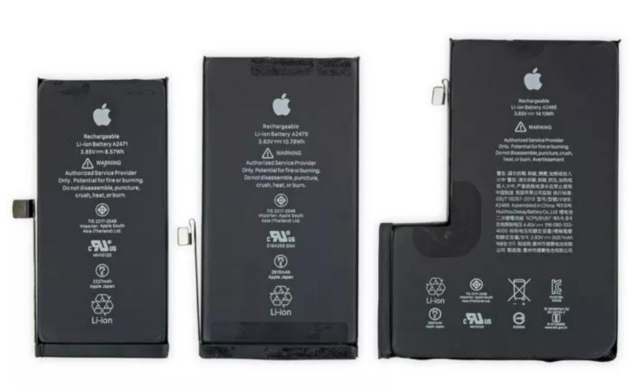 圖右為6.7吋iPhone 12 Pro Max。採用與前代相似的L型電池模組。圖左為iPhone 12 mini、圖中為iPhone 12。(圖/翻攝iFixit)