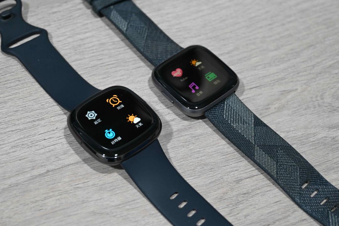 左為 Fitbit Sense、右為 Fitbit Versa 2，兩者的設計略有不同，Sense 具有較高的螢幕亮度。（圖／記者黃肇祥攝）