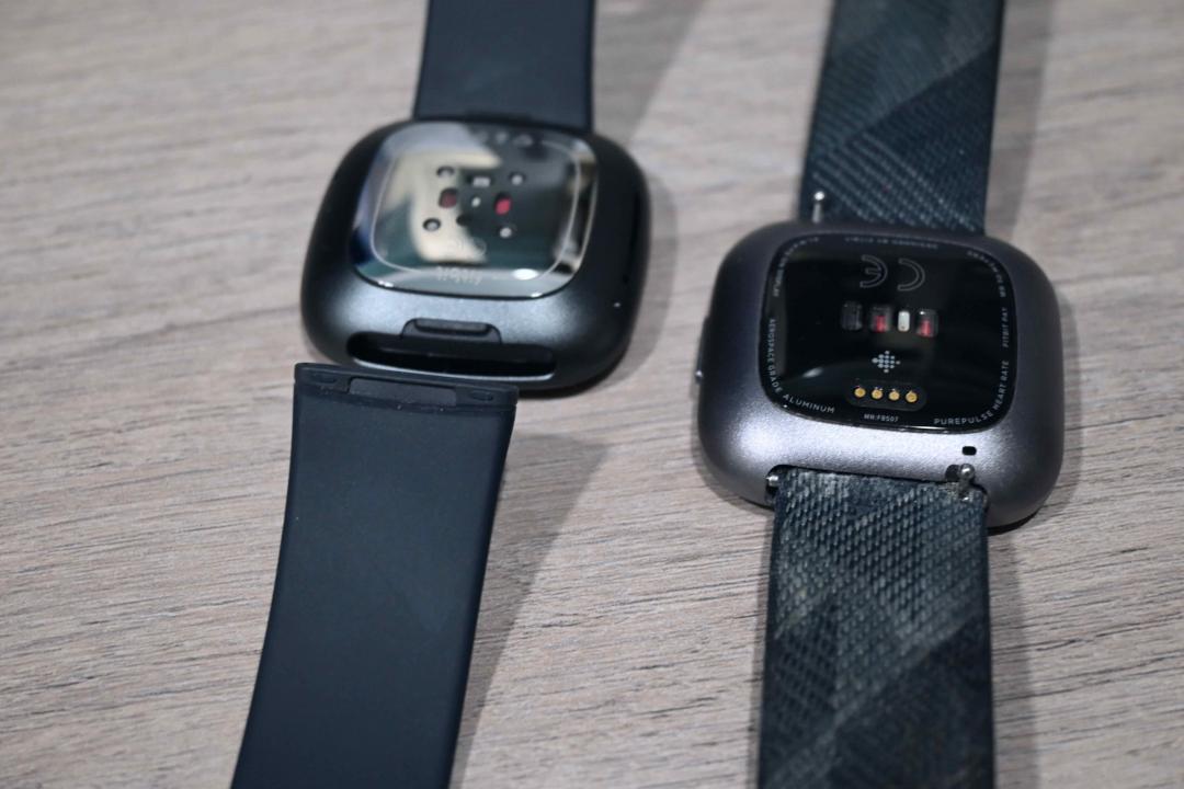 Fitbit Sense（左）使用全新的錶帶卡榫，比起 Fitbit Versa 2（右）更加方便，感應器排列也有所調整。（圖／記者黃肇祥攝）