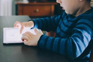 媽媽傻眼了!6 歲兒玩 iPad 遊戲竟刷了近 50 萬元 媽媽傻眼了!6 歲兒玩 iPad 遊戲竟刷了近 50 萬元
