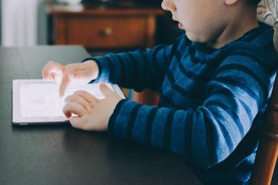 媽媽傻眼了!6 歲兒玩 iPad 遊戲竟刷了近 50 萬元 媽媽傻眼了!6 歲兒玩 iPad 遊戲竟刷了近 50 萬元