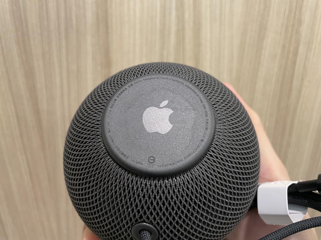 HomePod mini 底部採用塑膠材質，似乎頗容易留下痕跡（圖／ 記者黃敬淳攝）