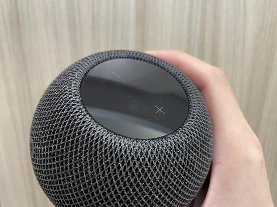 HomePod mini 和 HomePod 不同，頂部的「+、-」符號直接上色在外殼，而非以電子螢幕顯示（圖／ 記者黃敬淳攝）