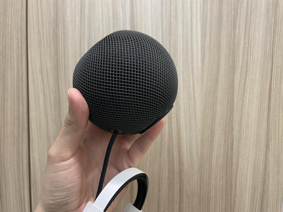 HomePod mini 相當小巧，但音質體驗超出對這般體積的預期（圖／ 記者黃敬淳攝）