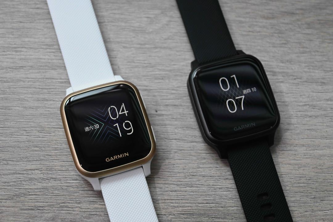 Garmin Venu Sq 共有多種顏色,白色款搭金色邊,與黑色款與截然不同的風格。(圖/記者黃肇祥攝)