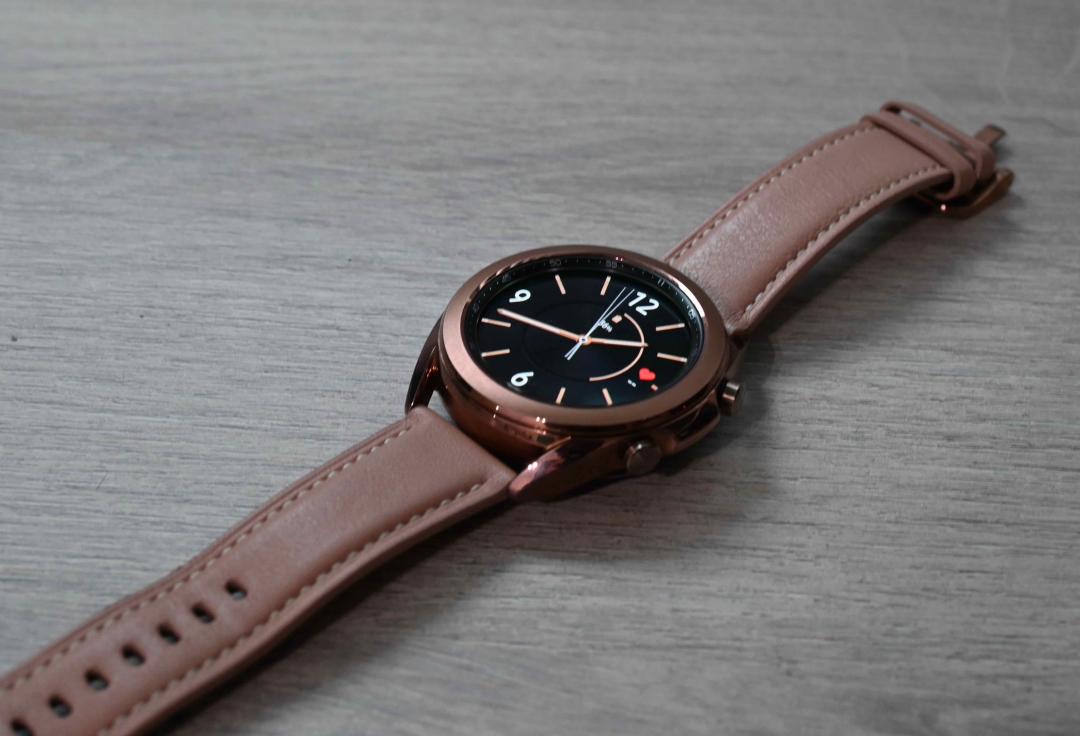Galaxy Watch 3 搭上 Note 20 的星霧金,配色十分罕見,整體錶帶、錶框設計也都是走精品的路線。(圖/記者黃肇祥攝)