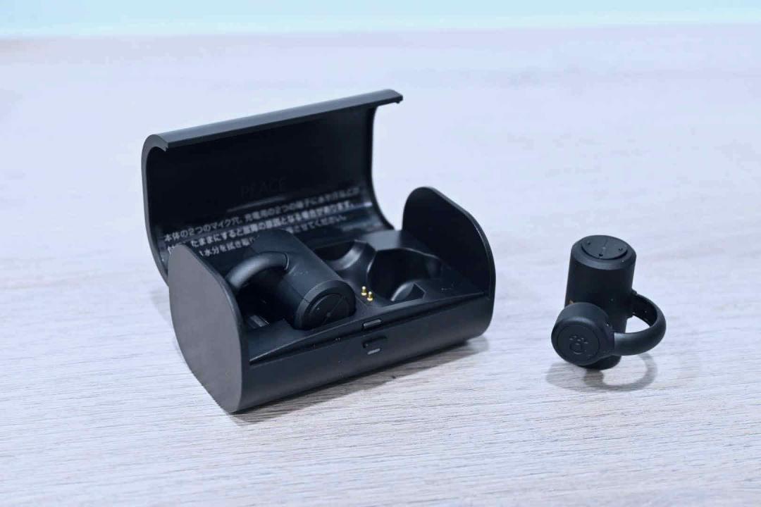 充電盒為塑膠材質,左右耳可以交互放,使用 USB-C 充電。(圖/記者黃肇祥攝)