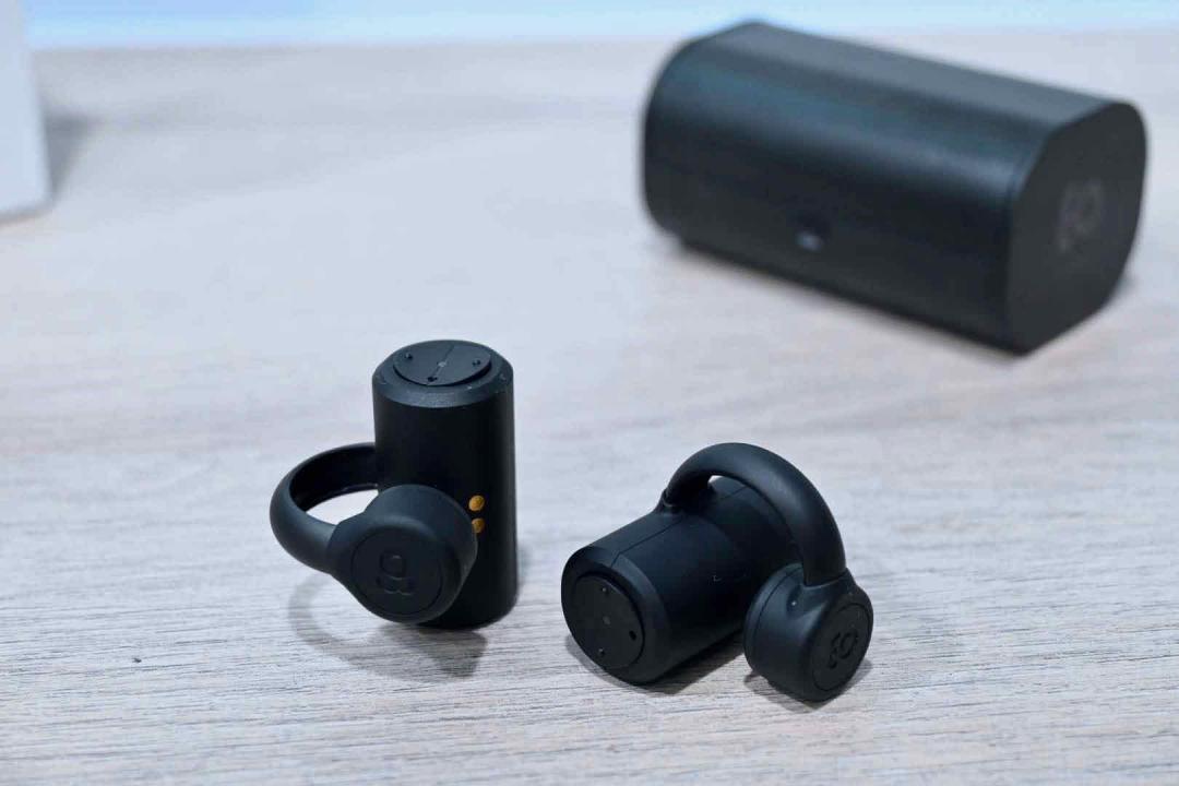 耳機會以 R、L 量大字區分左右耳,並有凸起點作為內外按鈕的操控點。(圖/記者黃肇祥攝)