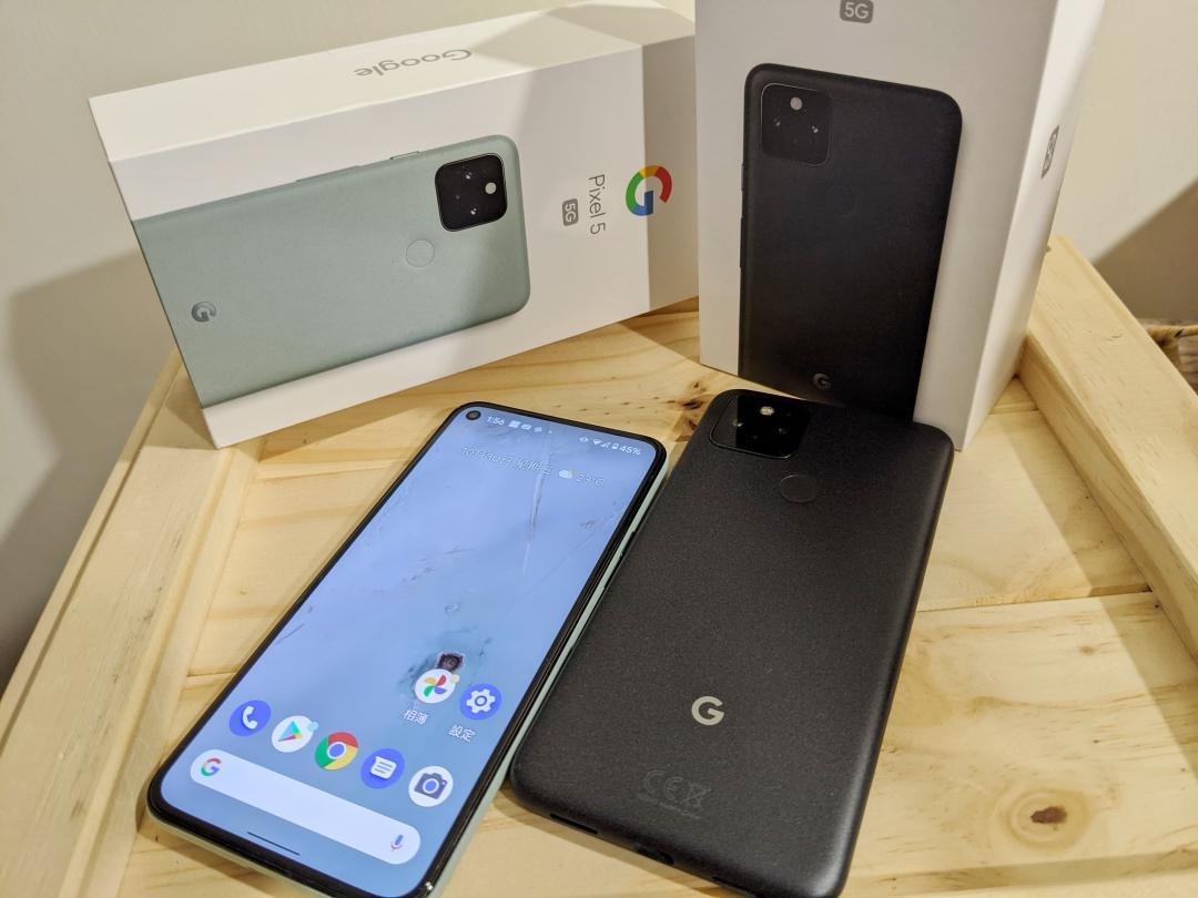 Google 於2020年推出首款超輕薄5G手機Pixel 5，搭載高通中階處理器S765晶片，機身提供黑色與限量新色灰綠色。（圖／記者劉惠琴攝）