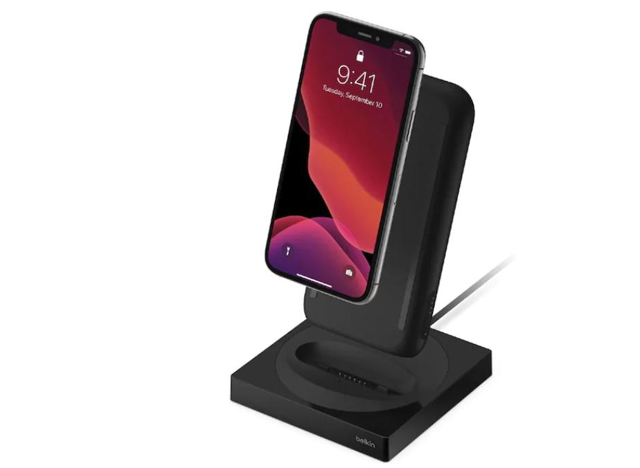 Belkin針對iPhone手機推出二合一無線充電器(含支架)特別版「WIZ003」,因存有安全疑慮,廠商發起自願性召回。(圖翻攝Belkin官網)