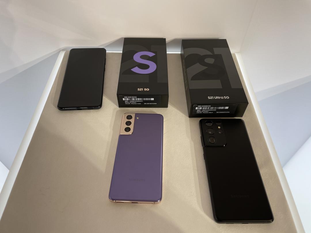 三星 Galaxy S21 系列在包裝中不再隨附耳機及充電器（圖／記者黃敬淳攝）