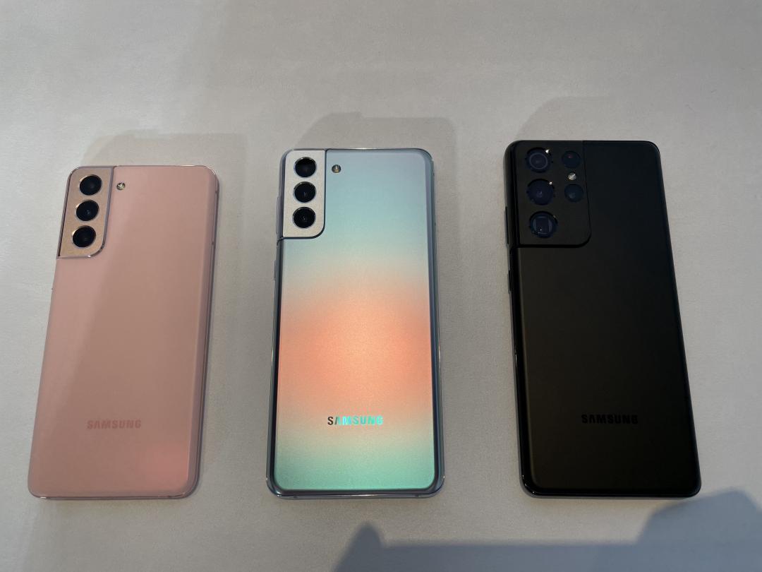 圖左至右為 Galaxy S21、S21+ 和 S21 Ultra，配色依序為粉色、銀色和黑色。機身上的相機邊框和側邊框亦為一體成型設計（圖／記者黃敬淳攝）
