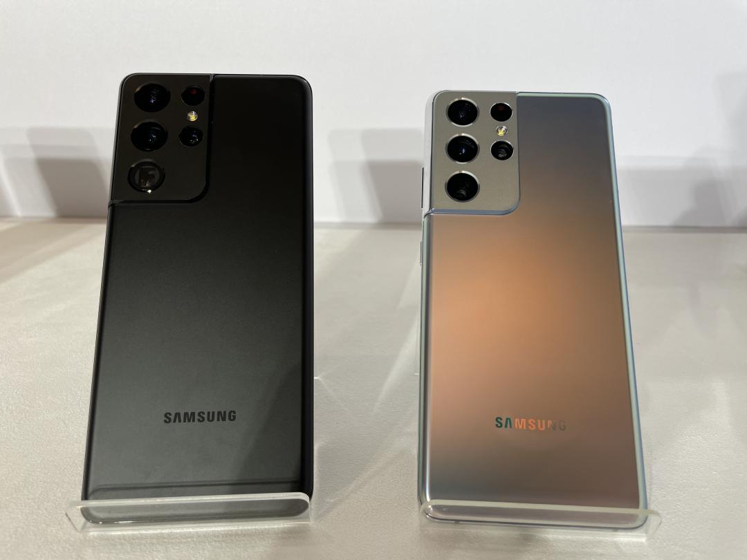 S21 Ultra 有銀、黑兩種配色，定價 1,199 美元起。（圖／記者黃敬淳攝）
