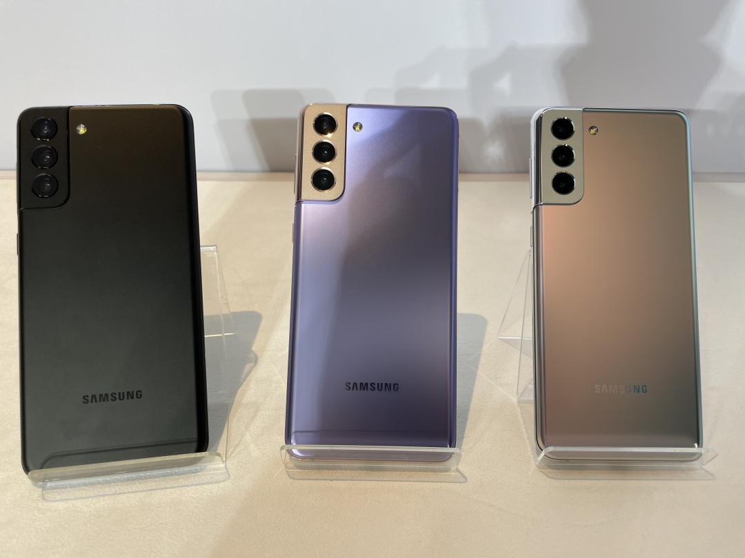 S21+ 共有黑、紫、銀三種配色，定價為 999 美元起（圖／記者黃敬淳攝）
