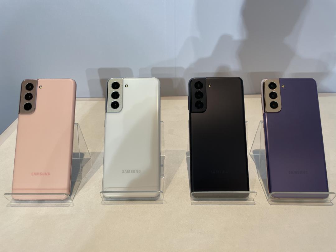 S21 有粉、白、灰、紫四種配色，但相對 S21+ 和 S21 Ultra，其背蓋採用塑膠材質，定價則是 799 美元起（圖／記者黃敬淳攝）
