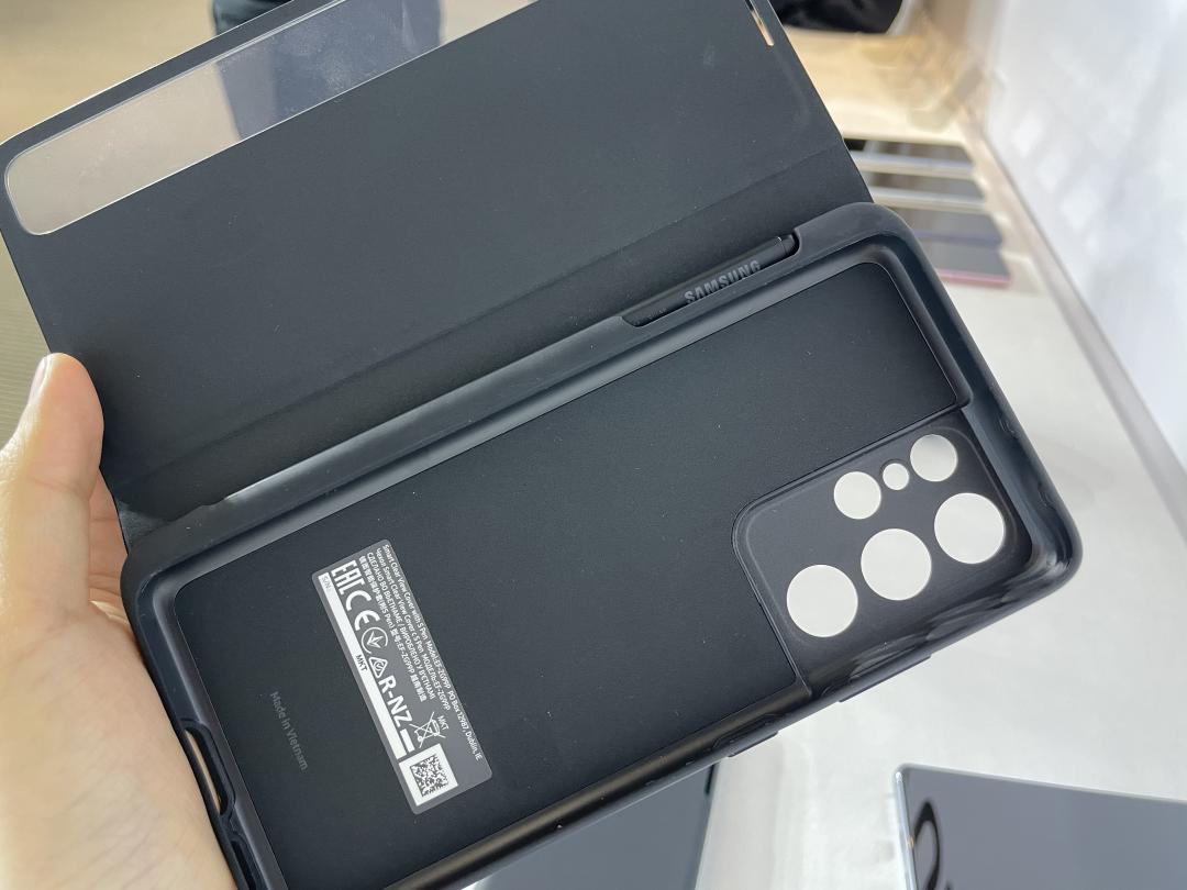 S21 Ultra 為首款支援 S Pen 的 Galaxy S 系列手機，但用戶需加購內含 S Pen 的保護套（圖／記者黃敬淳攝）
