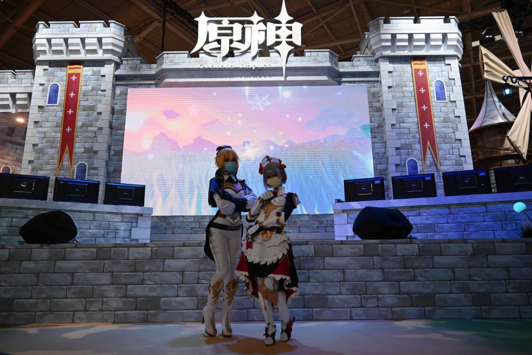 由於防疫,即便是 Show Girls 也得戴口罩,成為歷年展覽中奇特的景象。