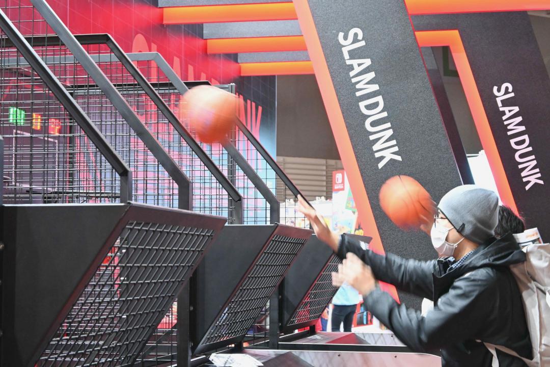 灌籃高手 SLAM DUNK 攤位也相當大,大舞台進行手遊競賽,後面則有投籃機活動。